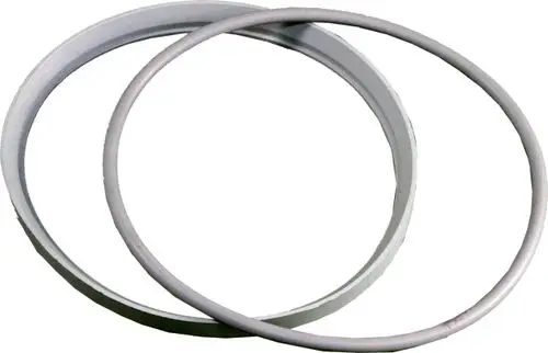Zwei Dichtungsringe von Wolf, die auf einem neutralen Hintergrund liegen. Die Ringe sind weiß und haben eine runde Form, geeignet für Anwendungen im Sanitärbereich.